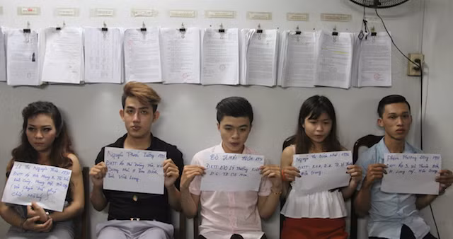 Nhóm 5 thanh niên...