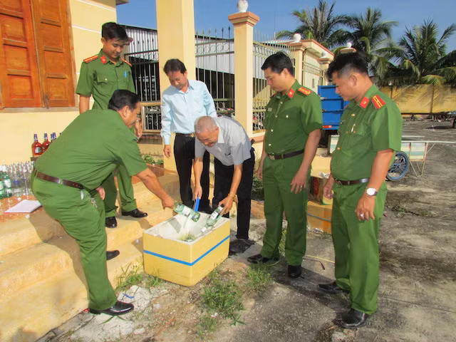 Số rượu ngoại nhập lậu bị tiêu huỷ.