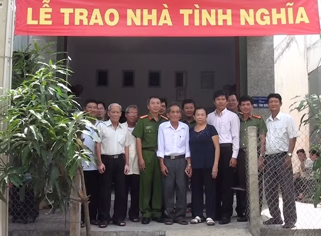 Công an tỉnh Đồng Tháp trao nhà tình nghĩa cho cán bộ hưu trí.