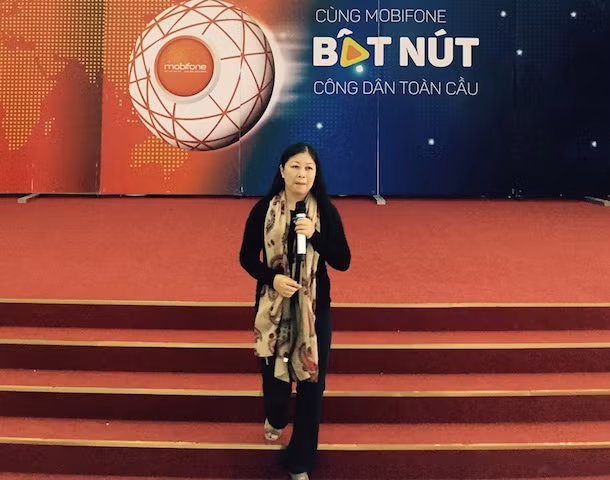 Diễn giả Nguyễn Phi Vân có những chia sẻ bổ ích với các bạn sinh viên.