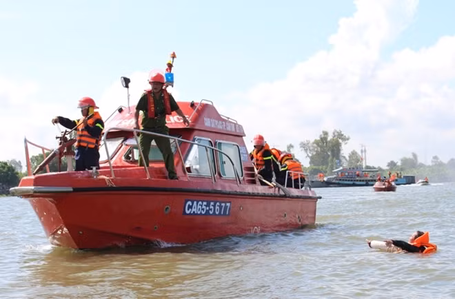 Cảnh sát PCCC TP Cần Thơ diễn tập, cứu hộ sự cố giao thông nghiêm trọng trên sông.