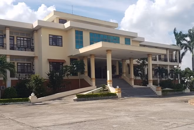 Trụ sở UBND huyện Phong Điền, huyện nông thôn mới đầu tiên của TP Cần Thơ, nhưng còn hàng trăm trường hợp bị nợ tiền khen thưởng.