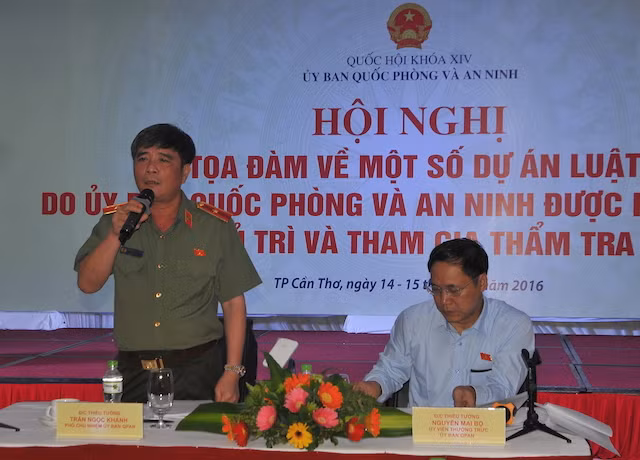 Thiếu tướng Trần Ngọc Khánh, Phó Chủ nhiệm (đứng) và Thiếu tướng Nguyễn Mai Bộ, Uỷ viên Thường trực Uỷ ban Quốc phòng và An ninh của Quốc hội chủ trì buổi toạ đàm.