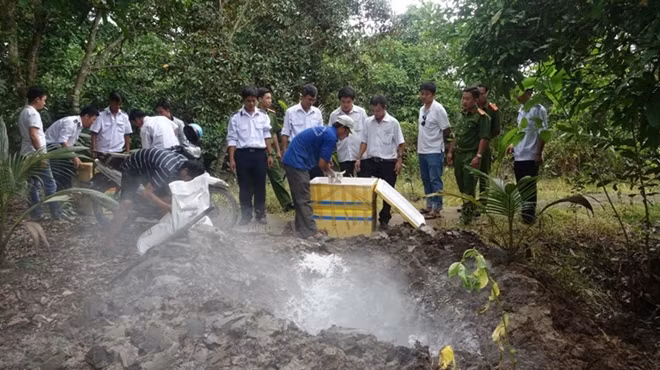 Lực lượng chức năng tiêu hủy số thịt dê biến đổi màu, bốc mùi hôi thối.