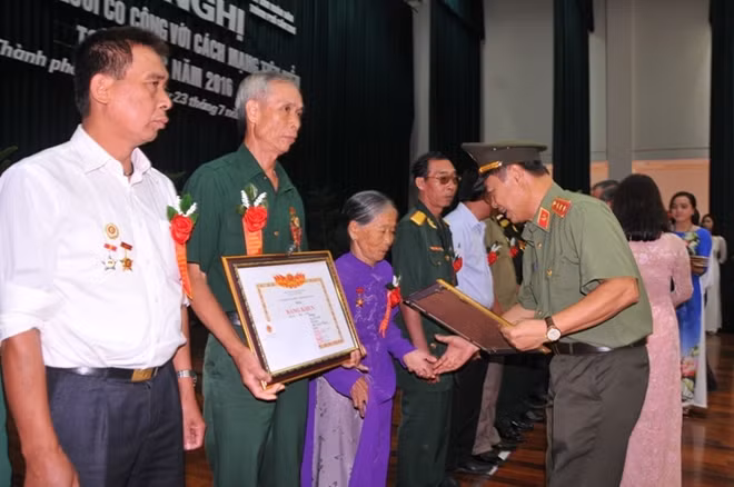 Thượng tướng Phạm Dũng, Thứ trưởng Bộ Công an trao bằng khen của Thủ tướng Chính phủ cho các đại biểu dự hội nghị.