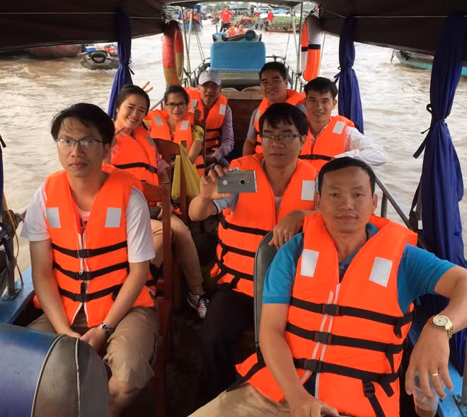 Du khách tham quan chợ nổi Cái Răng.