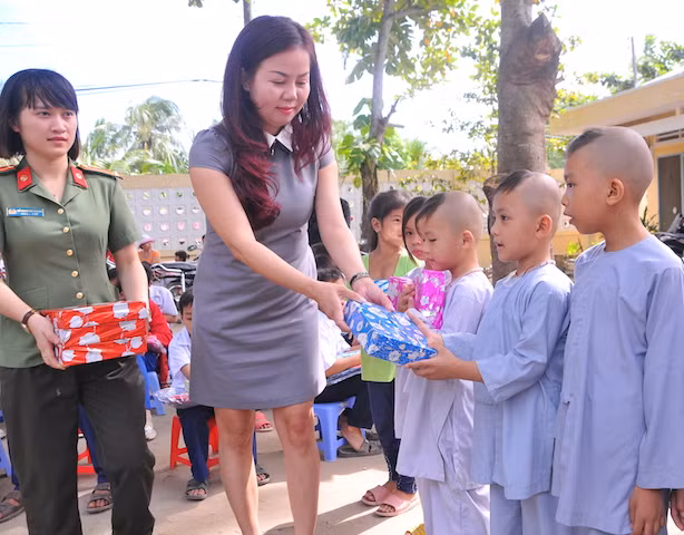 Các Mạnh Thường Quân trao quà cho các em học sinh. Các Mạnh Thường Quân trao quà cho các em học sinh.