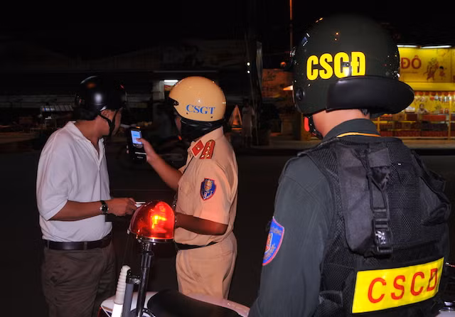 Lực lượng CSGT phối hợp cùng CSCĐ làm nhiệm vụ trên đường Nguyễn Văn Khéo (Ninh Kiều, TP Cần Thơ). Lực lượng CSGT phối hợp cùng CSCĐ làm nhiệm vụ trên đường Nguyễn Văn Khéo (Ninh Kiều, TP Cần Thơ).