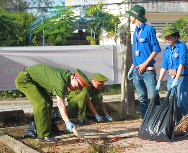 Các đoàn viên thanh niên Học viện CSND tham gia dọn dẹp, giữ mỹ quan sạch đẹp.