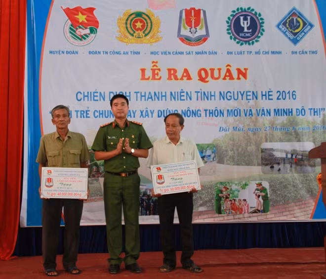 Học viện CSND trao biển tượng trưng tặng quà và nhà tình nghĩa cho người dân Đất Mũi tại lễ ra quân.