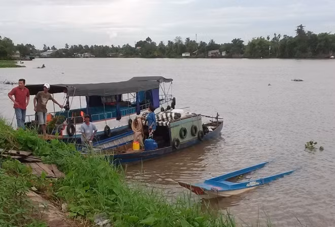 Chiếc vỏ lãi được trục vớt đưa vào bờ.
