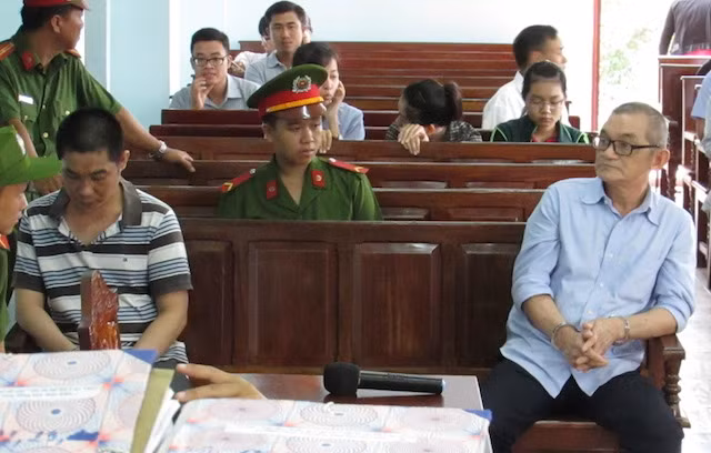 Tiến và Hoàng tại phiên toà. Ảnh Nam Thuỳ