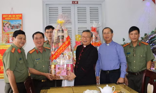 Đại tá Bùi Trọng Thế - Phó Giám đốc Công an TP Cần Thơ thăm, tặng quà cho các Linh mục.