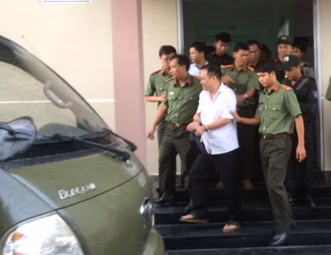 Cơ quan An ninh điều tra thực hiện lệnh bắt, dẫn giải đối với Nguyễn Huỳnh Đạt Nhân.