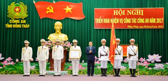 Chủ tịch UBND tỉnh Đồng Tháp Nguyễn Văn Dương trao khen cho Công an tỉnh Đồng Tháp.
