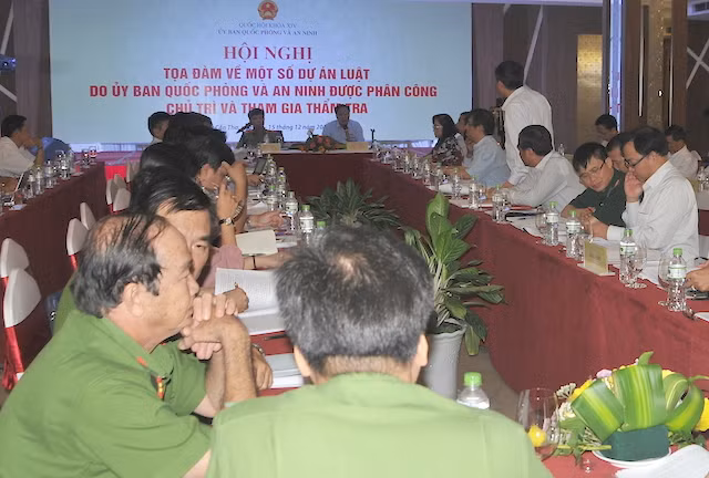 Các đại biểu tham gia thảo luận, góp ý kiến tại buổi toạ đàm.