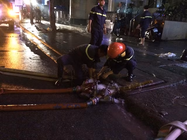 Lực lượng Cảnh sát PCCC Bình Thạnh đang dùng bơm hút nước ở các tầng hầm đường Phan Xích Long. Ảnh Phạm Hữu Lực lượng Cảnh sát PCCC Bình Thạnh đang dùng bơm hút nước ở các tầng hầm đường Phan Xích Long. Ảnh Phạm Hữu