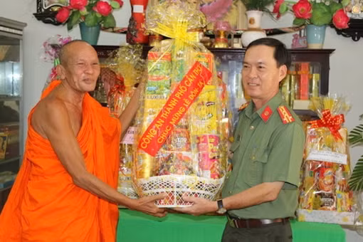 Công an TP Cần Thơ tặng quà nhân dịp lễ Sene Dolta