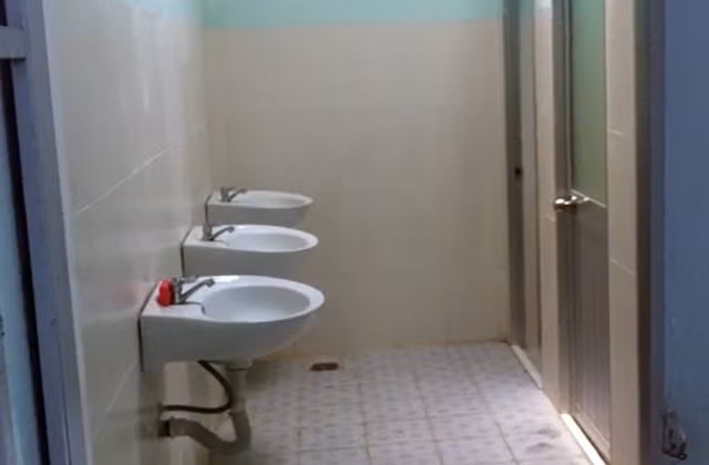 Khu nhà vệ sinh được xây với giá vài trăm triệu bị cho là "đội giá" so với thực tế xây dựng. Khu nhà vệ sinh được xây với giá vài trăm triệu bị cho là "đội giá" so với thực tế xây dựng.