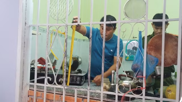 Hiện trường nơi trộm cắt cửa sổ, đột nhập.