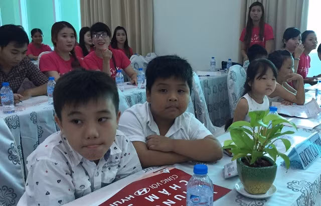 Những đứa trẻ con lai.