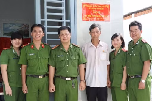 Công an TP Cần Thơ trao nhà nghĩa tình đồng đội