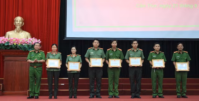 Đại tá Nguyễn Văn Thuận, Phó Giám đốc - Thủ trưởng Cơ quan CSĐT Công an TP trao giấy khen cho các tập thể, cá nhân có thành tích phá án.