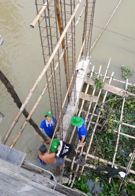 Cùng với người dân địa phương xây cầu nông thôn.