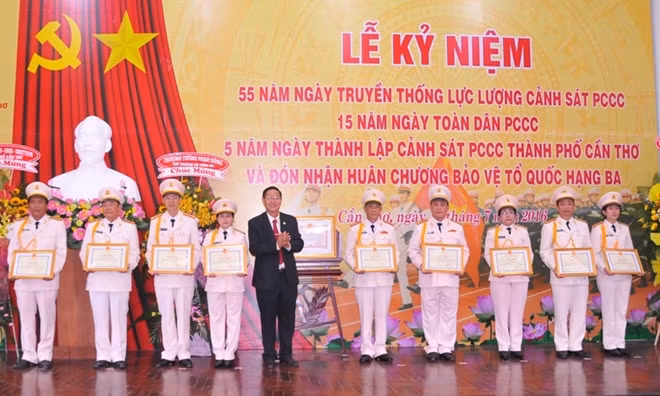 Lãnh đạo UBND TP Cần Thơ tặng bằng khen cho các tập thể, cá nhân có thành tích xuất sắc.