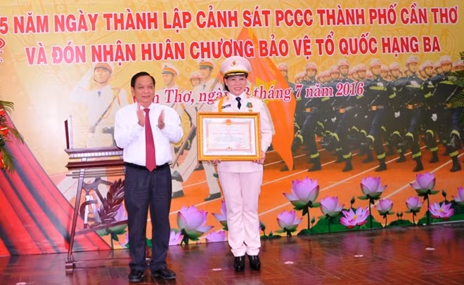 Thiếu tướng Trần Thị Ngọc Đẹp, Giám đốc Cảnh sát PCCC được tặng Huân chương Bảo vệ Tổ quốc hạng Hai.