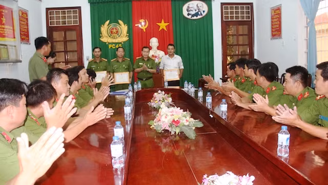 Đồng chí Đại tá Phạm Văn Ngân – Phó Giám đốc Công an tỉnh Vĩnh Long trao giấy khen cho các tập thể.