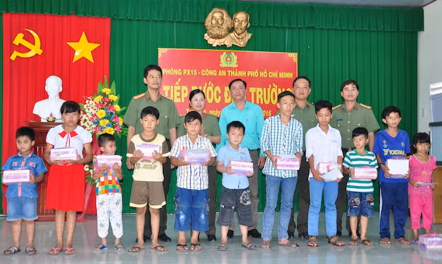 50 phần quà ý nghĩa được trao cho các em học sinh.