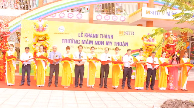 Các đại biểu cắt băng khánh thành Trường mầm non Mỹ Thuận.