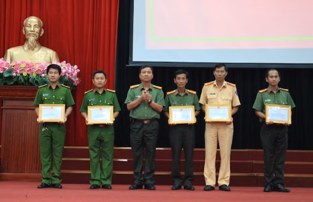 Đại tá Trần Ngọc Hạnh, Giám đốc Công an TP Cần Thơ trao giấy khen cho các tập thể, cá nhân xuất sắc trong phá án.