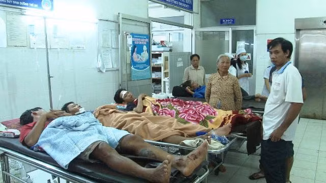 Các nạn nhân được cấp cứu tại bệnh viện. Ảnh Dương Út