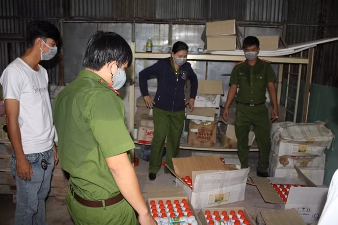 Cơ sở vi phạm bị lực lượng chức năng kiểm tra.