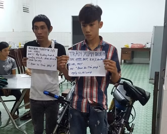 Hai thanh niên trực tiếp đua xe.