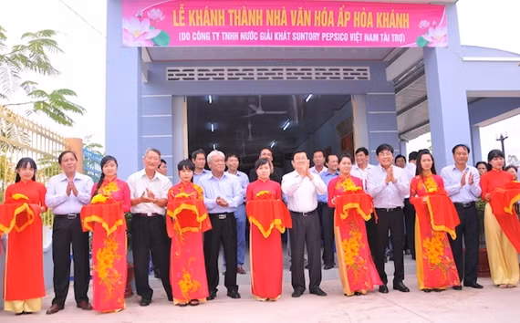 Trao máy tính bảng, xe đạp cho học sinh khó khăn trong ngày khánh thành trường Thiên Hộ&nbsp;Dương ảnh 7