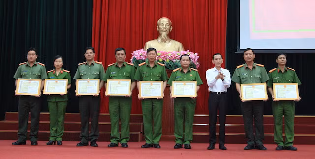 Chủ tịch UBND TP Cần Thơ Võ Thành Thống trao Bằng khen và thưởng nóng cho các tập thể, cá nhân.