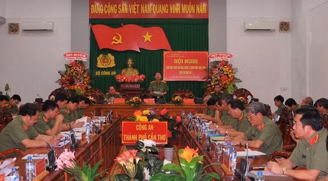 Trung tướng Trần Bá Thiều, Tổng Cục trưởng Tổng cục Chính trị CAND chủ trì hội nghị.
