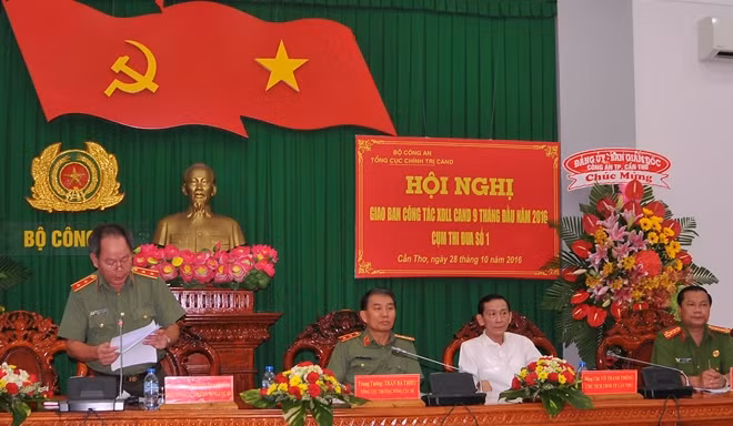 Trung tướng Nguyễn Thanh Nam, Phó Tổng cục trưởng thông qua báo cáo công tác XDLL CAND 9 tháng đầu năm 2016.