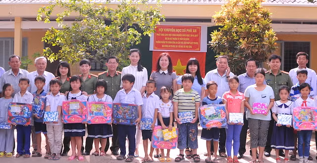 Đoàn công tác xã hội từ thiện cùng chính quyền địa phương và các em học sinh xã Phú An. Đoàn công tác xã hội từ thiện cùng chính quyền địa phương và các em học sinh xã Phú An.