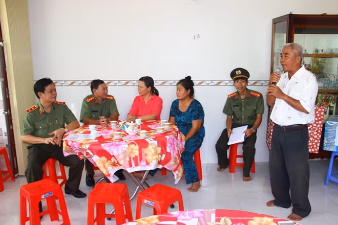 Ông Dương Hoàng Em xúc động, chia sẻ niềm vui tại lễ trao nhà tình nghĩa.