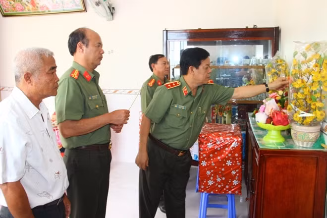 Trung tướng Lê Văn Minh, Tổng cục trưởng Tổng cục Hậu Cần – Kỹ thuật cùng Đoàn công tác thắp hương, tri ân các liệt sỹ.
