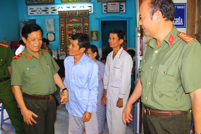 Trung tướng Lê Văn Minh, Tổng cục trưởng Tổng cục Hậu Cần – Kỹ thuật thăm hỏi, động viên thân nhân các gia đình liệt sỹ.