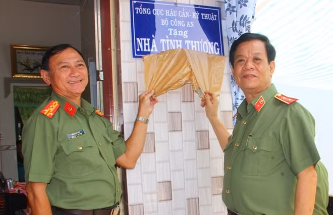 Trung tướng Lê Văn Minh cùng Đại tá Võ Ngọc Hữu - Phó Giám đốc Công an tỉnh Đồng Tháp trao nhà cho gia đình ông Dương Hoàng Em.