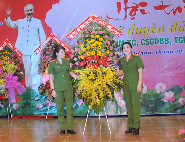 Các đơn vị giao lưu tặng hoa.