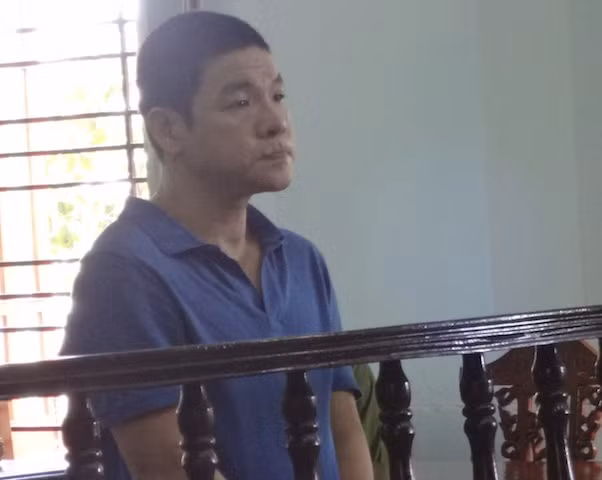Hoa tại phiên toà.