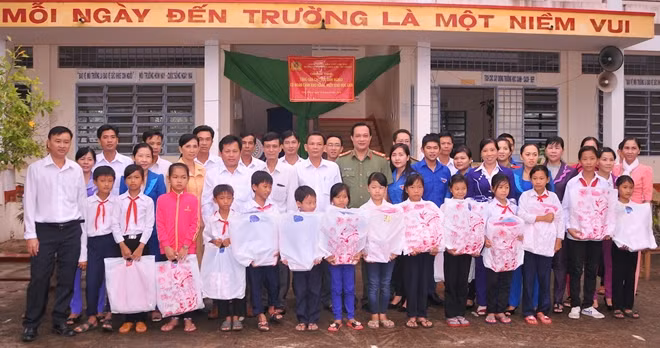 Lãnh đạo Phòng Hậu cần - Kỹ thuật cùng Ban Giám hiệu cùng các em học sinh nhận quà, trước thềm năm học mới.