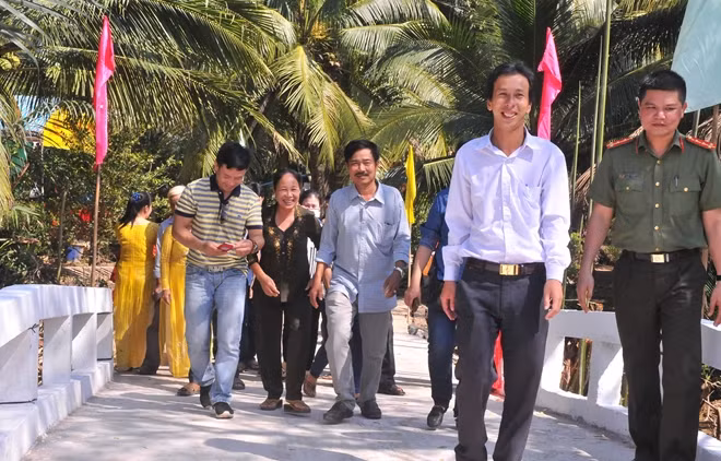 Niềm vui của người dân hai ấp Phú Đông I và Phú Lợi Hạ, xã An Định trong ngày khánh thành cầu liên ấp.